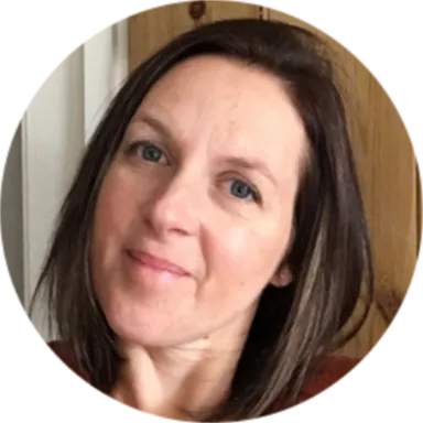Kerry, our art class tutor in Farnham & Guildford